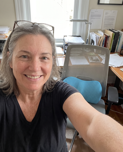 Customer with her Sameo lumbar cushion at her desk